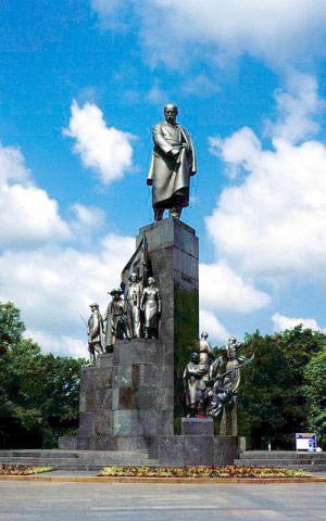 This is Monument of T.G.Shevshenko. This is one of the famous places in Kharkov that is situated in Shevshenko park. There are a lot of tourists like to visit this park..